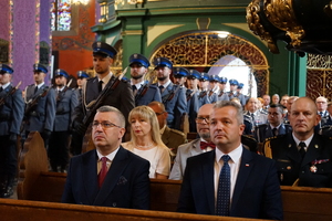 policjanci i zaproszeni goście siedzą w kościele