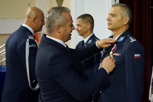Wojewoda odznacza policjanta