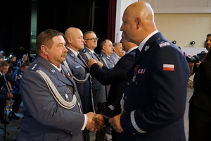 Komendant gratuluje policjantowi