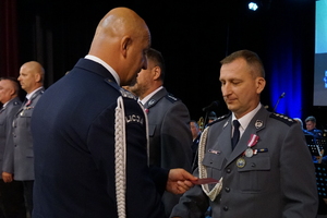 Komendant gratuluje policjantowi
