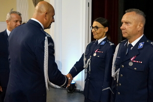 Komendant gratuluje policjantce