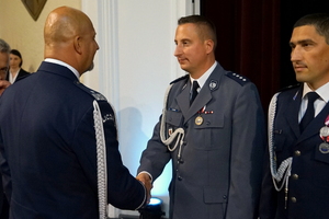 Komendant gratuluje policjantowi