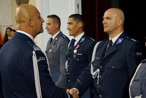 Komendant gratuluje policjantowi