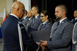 Komendant gratuluje policjantowi