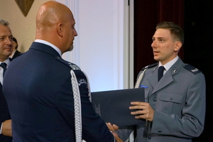 Komendant gratuluje policjantowi