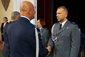 Komendant gratuluje policjantowi