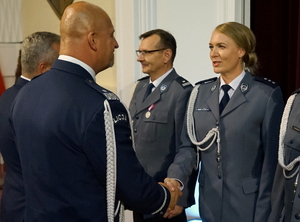 Komendant gratuluje policjantce