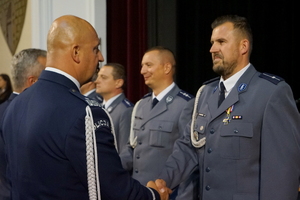 Komendant gratuluje policjantowi