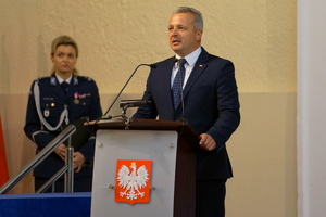 Wojewoda przemawia do policjantów i gości