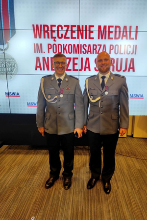Uroczystości w sali MSWiA- Świecie - policjanci Borcowski i Wróblewski