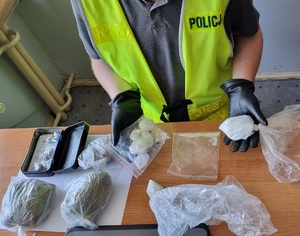 Policjant trzyma worki z narkotykami