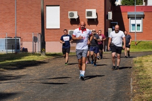 Biegnie Komendant Wojewódzki, a za nim inni uczestnicy