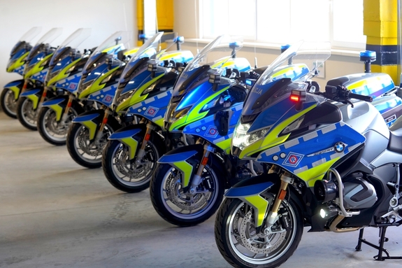 Widok na zaparkowane motocykle policyjne