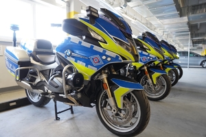 widok na zaparkowane cztery motocykle policyjne