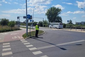 policjant stoi przy skrzyżowaniu