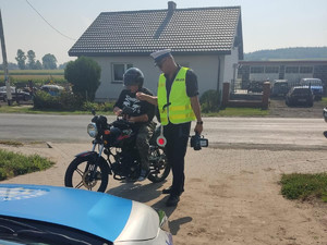 Policjant RD kontroluje motocyklistę