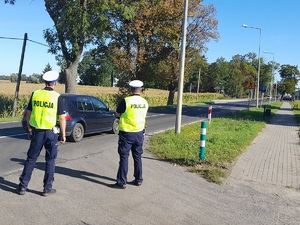 Policjanci kontrolują kierujących w ramach działań Bezpieczny Pieszy