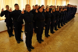 Policjanci w szeregach podczas ślubowania.