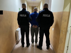 Policjanci prowadza sprawcę wypadku śmiertelnego