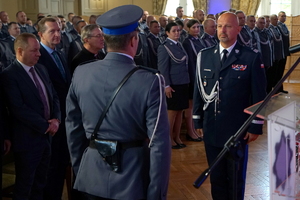 policjant melduje rozpoczęcie uroczystości Komendantowi Wojewódzkiemu w Bydgoszczy