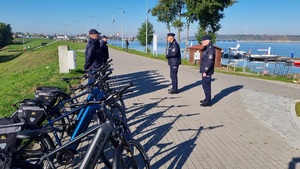 Szereg policjantów przy elekttycznych rowerach.