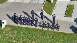 Widok z drona na grupę policjantów.