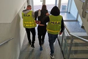 Policjanci prowadzą złodzieja