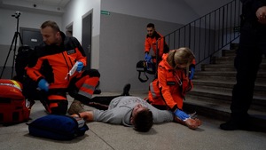ratownicy medyczni udzielają pomocy poszkodowanym