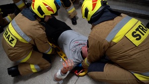 strażacy udzielają pierwszej pomocy poszkodowanemu