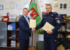Komendant i Burmistrz ściskają dłonie