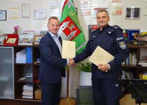 Komendant i Burmistrz ściskają dłonie