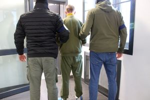 Mężczyzna zatrzymany przez policjantów.