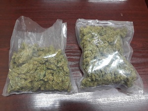 Dwa woreczki marihuany leżą na stole