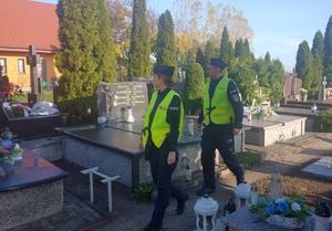 Policyjny patrol na cmentarzu.