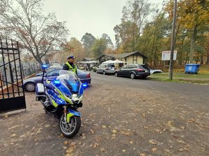 Policjant na motocyklu na cmentarzu.