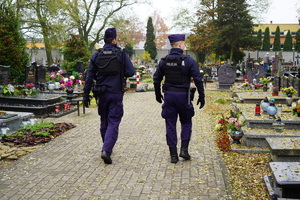Patrol na cmentarzu.