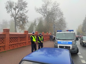 Patrol monitoruje ruch w okolicy cmentarza