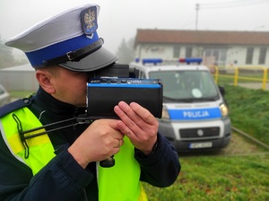 Policjant mierzy prędkość aut