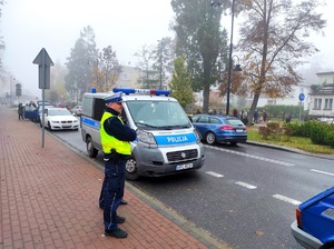Policjant stojący przy ulicy.