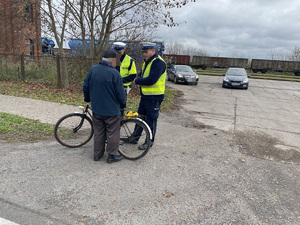 Policjanci rozmawiają z rowerzystą