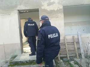 policjanci wchodzą do pustostanu