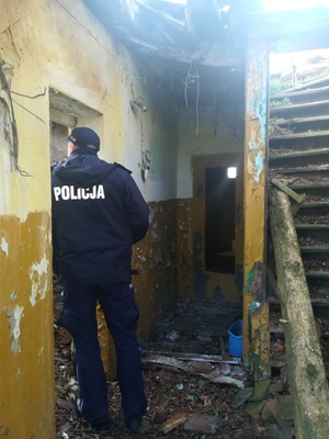 policjanci kontrolują zdewastowane pomieszczenie