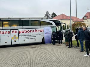 ludzie stoją w kolejce do krwiobusa