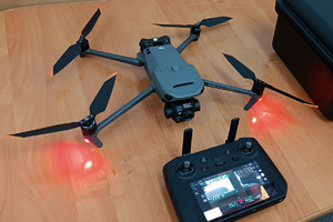 dron leżący na stole