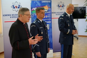 Kapelan w obecności Komendanta i jego Zastępcy przemawia do zebranych osób