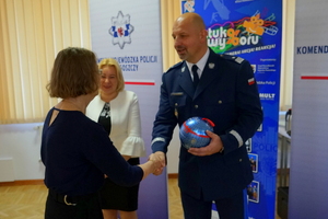 Komendant Wojewódzki Policji w Bydgoszczy ściska dłoń kobiety