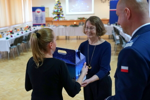 kobieta przyjmuje prezent od innej kobiety