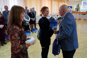 kobieta przyjmuje prezent od policjanta