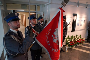 ujęcie na poczet sztandarowy stojący w pobliżu Tablicy Pamięci