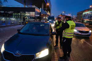 policjanci kontrolują kierowcę taksówki